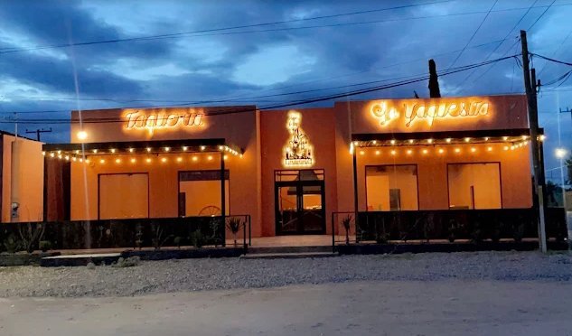Fachada de Taquería La Yaquesita de noche