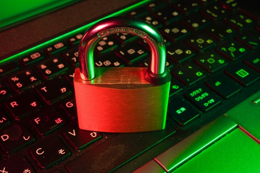 Candado sobre un teclado, ciberseguridad