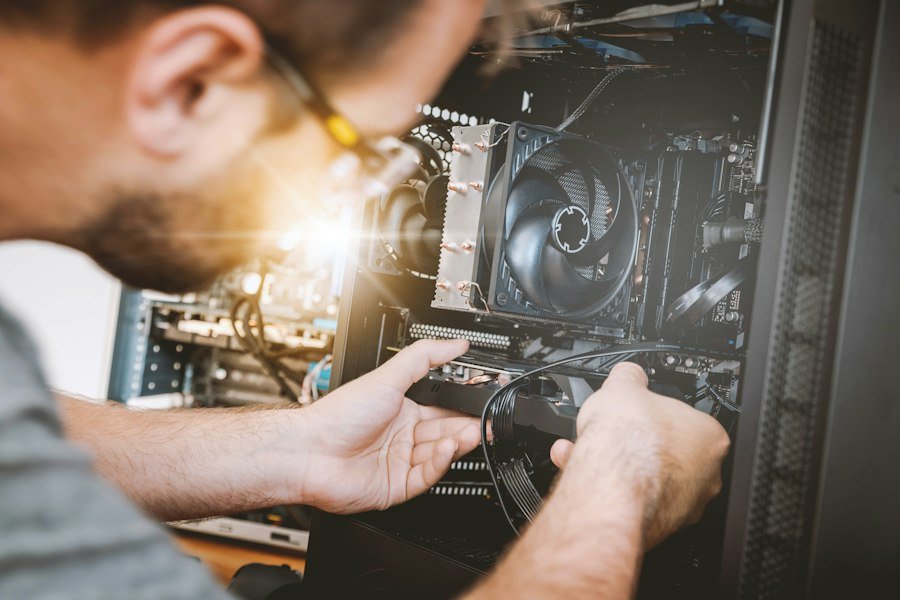 Técnico instalando componentes de computadora